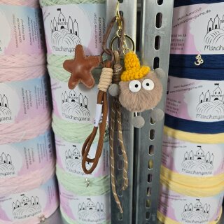 Schlüsselanhänger Braun  mit Häkelmütze